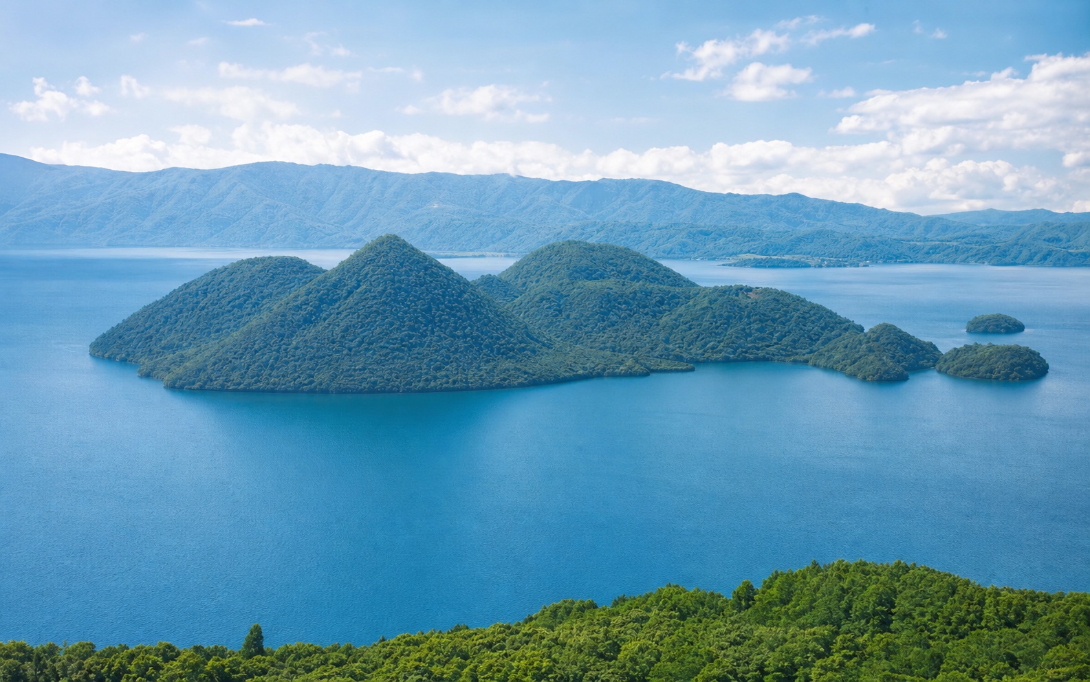 明るい昼景の洞爺湖と中島のイメージ